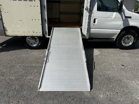 Used 2006 Ford E-350 and Econoline 350 Super Duty RWD image 25