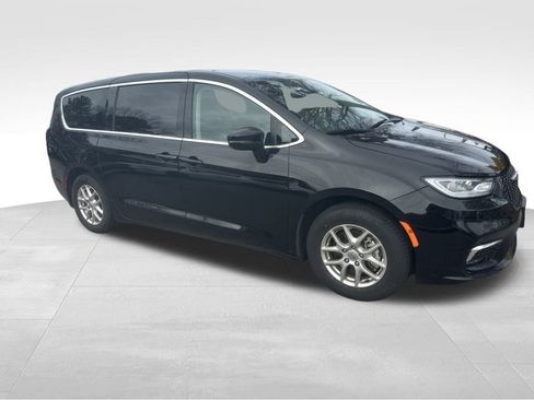 Used 2024 Chrysler Pacifica Touring-L image 27