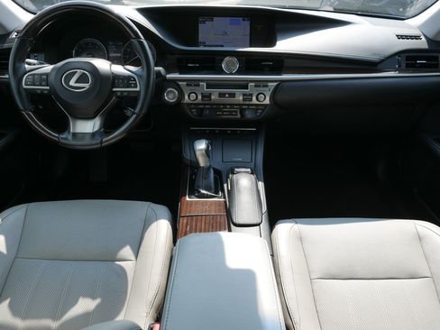 Used 2016 Lexus ES 350 w/ Luxury Package w/Wood Trim FWD image 10