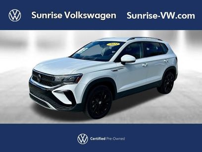 Used 2023 Volkswagen Taos SE w/ Black Wheel Package