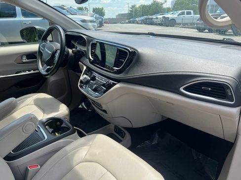 Used 2021 Chrysler Pacifica Touring-L FWD image 27