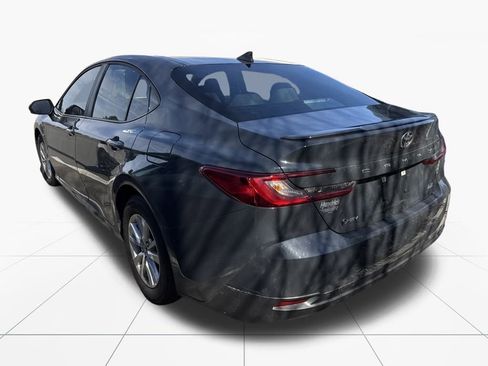 Used 2025 Toyota Camry LE image 5