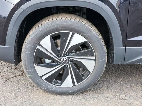 Certified 2025 Volkswagen Taos SE image 16