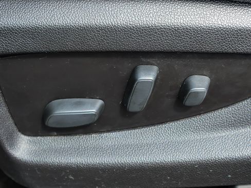 Used 2018 Chevrolet Silverado 1500 LT w/ LT Eassist Package AWD/4WD image 10