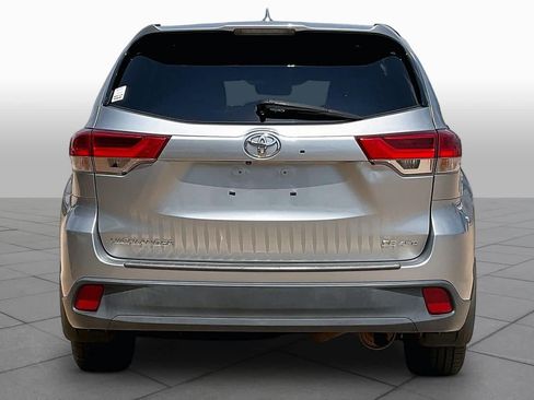 Used 2017 Toyota Highlander SE AWD/4WD image 6