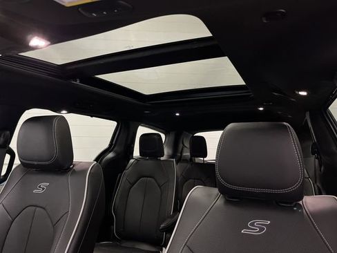 New 2026 Chrysler Pacifica Limited w/ S Appearance Package image 7