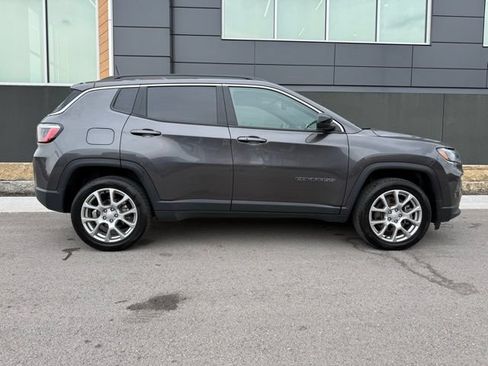 Used 2023 Jeep Compass Latitude w/ Sun and Sound Group AWD/4WD image 2