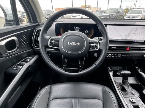 Used 2025 Kia Sorento S w/ Panoramic Sunroof Package image 5