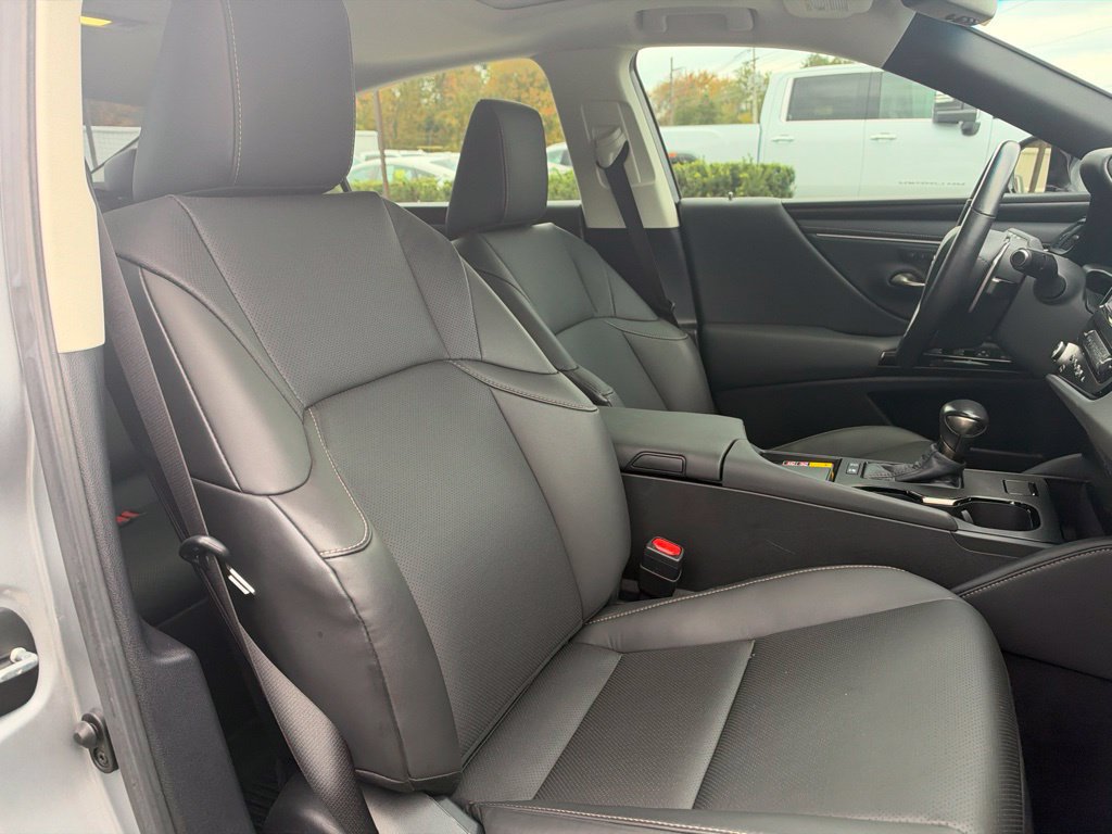 Used 2025 Lexus ES 300h w/ Premium Package FWD image 12