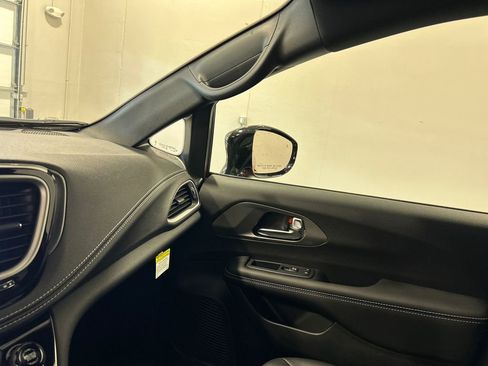 New 2026 Chrysler Pacifica Select image 26