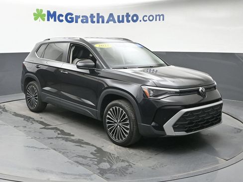 Used 2025 Volkswagen Taos SE FWD image 2
