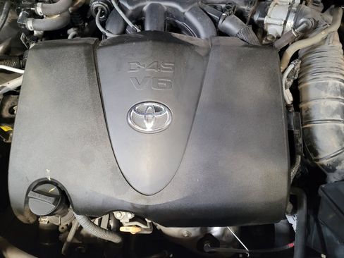Used 2021 Toyota Highlander XLE AWD/4WD image 30