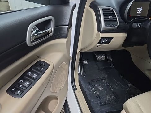 Used 2022 Jeep Grand Cherokee Laredo E image 28