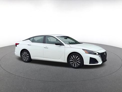Used 2025 Nissan Altima 2.5 SV FWD image 2