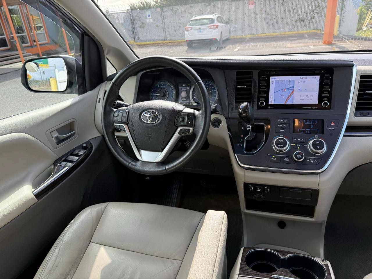 Used 2018 Toyota Sienna XLE w/ XLE Navigation Package FWD image 26