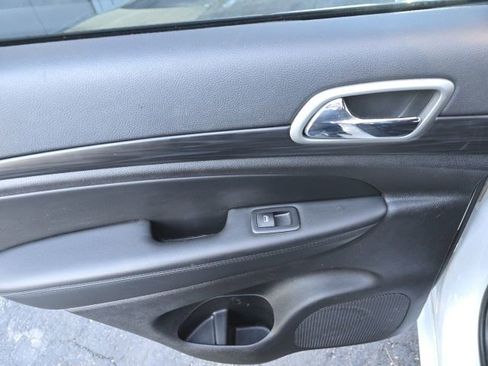 Used 2021 Jeep Grand Cherokee Laredo X image 18