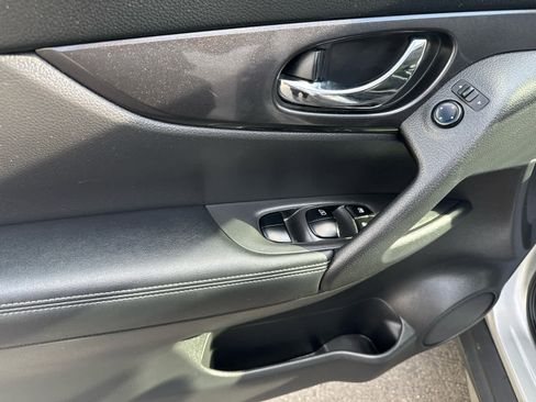 Used 2017 Nissan Rogue SV w/ SV Premium Package AWD/4WD image 10