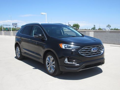 Used 2019 Ford Edge Titanium FWD image 2