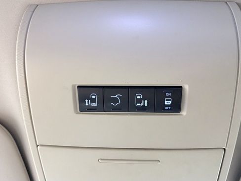 Used 2012 Chrysler Town & Country Touring w/ Entertainment Group #1 FWD image 21