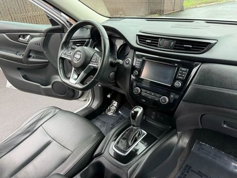 Used 2017 Nissan Rogue SL w/ SL Premium Package image 16