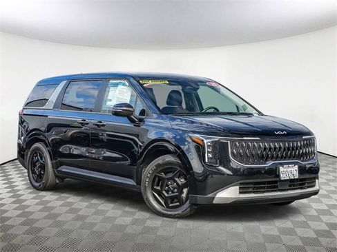 Used 2025 Kia Carnival image 2