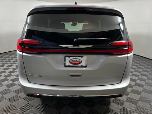 Used 2024 Chrysler Pacifica Touring-L image 6
