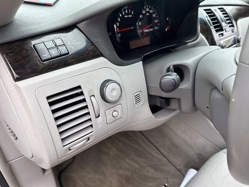 Used 2010 Cadillac DTS Luxury image 24