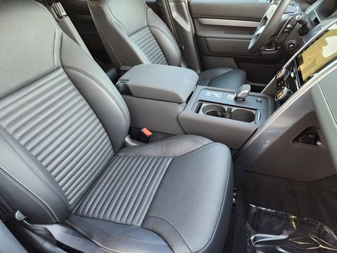 Certified 2025 Land Rover Discovery Dynamic SE image 15