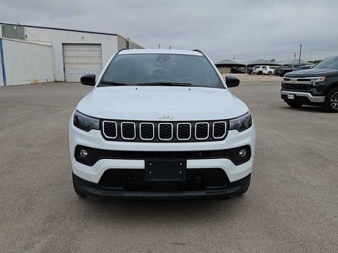 Used 2025 Jeep Compass Latitude AWD/4WD image 3