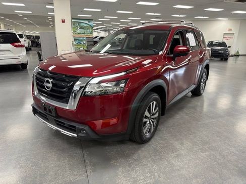Used 2023 Nissan Pathfinder SL AWD/4WD image 3