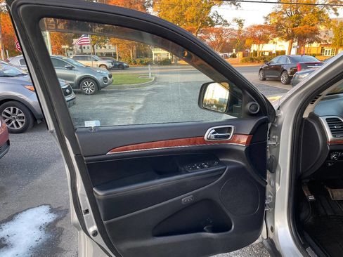 Used 2013 Jeep Grand Cherokee Limited w/ Advance Technology Group image 10