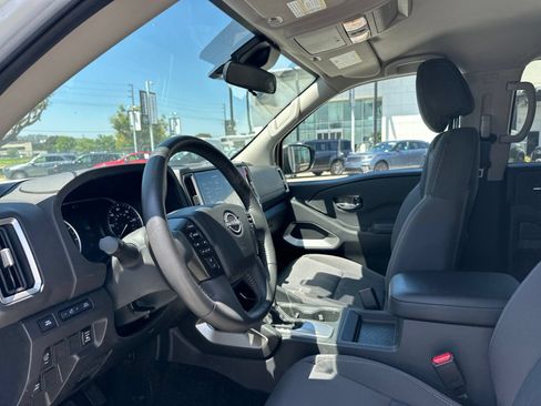 Used 2025 Nissan Frontier SV w/ SV Convenience Package RWD image 13