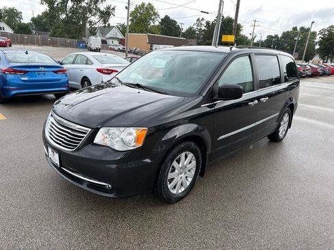 Used 2015 Chrysler Town & Country Touring w/ Driver Convenience Group FWD image 4