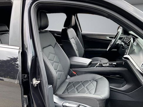Used 2025 Volkswagen Atlas Cross Sport SE FWD image 29