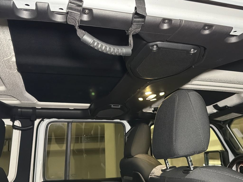 Used 2021 Jeep Wrangler Unlimited Rubicon AWD/4WD image 14
