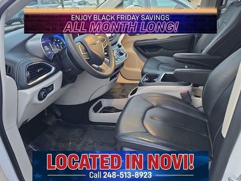 Used 2022 Chrysler Pacifica Touring-L image 11