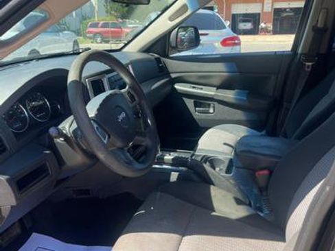 Used 2010 Jeep Grand Cherokee Laredo AWD/4WD image 5