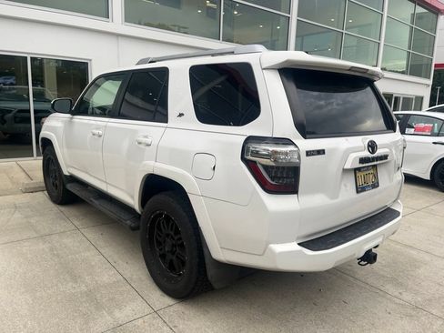 Used 2017 Toyota 4Runner SR5 AWD/4WD image 4