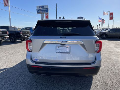 Used 2022 Ford Explorer XLT image 3