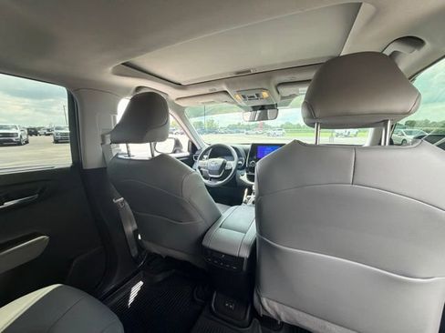 Used 2024 Toyota Highlander XLE AWD/4WD image 22