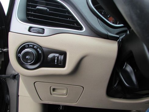 Used 2019 Jeep Cherokee Latitude w/ Cold Weather Group image 14