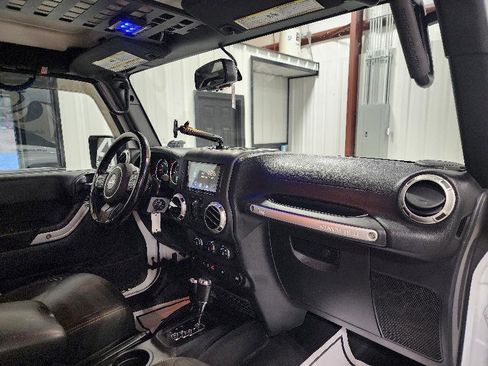 Used 2017 Jeep Wrangler Unlimited Sahara image 12