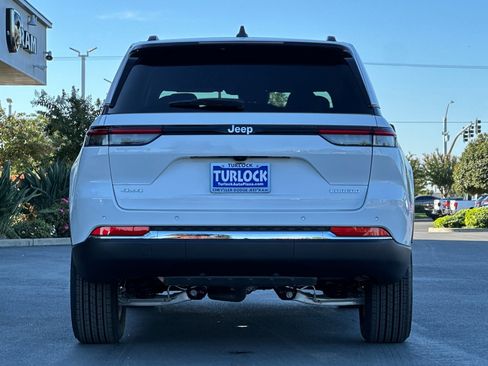 New 2025 Jeep Grand Cherokee Laredo X w/ Luxury Tech Group I image 5