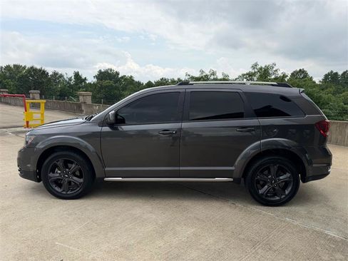 Used 2019 Dodge Journey Crossroad w/ Nav & Sun Group FWD image 3