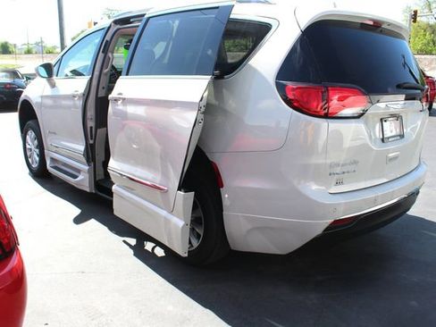 Used 2017 Chrysler Pacifica Touring-L FWD image 9