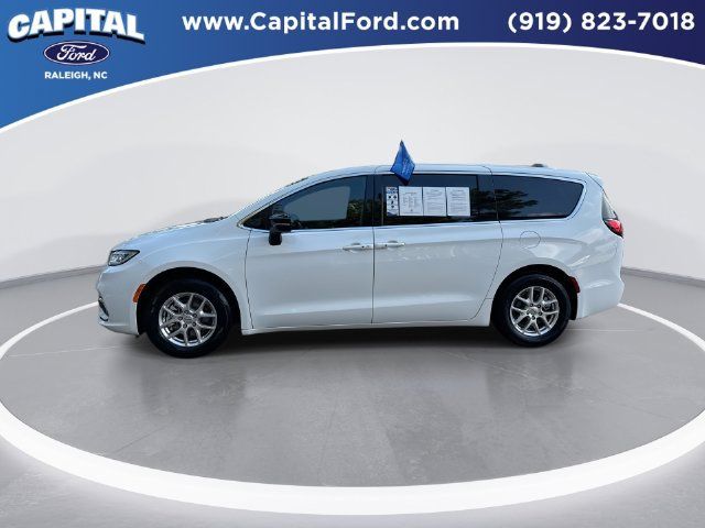 Used 2025 Chrysler Pacifica Select FWD image 5