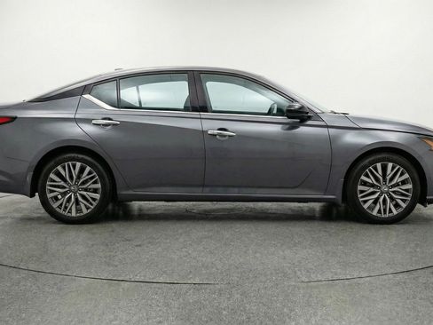 Used 2025 Nissan Altima 2.5 SV image 11