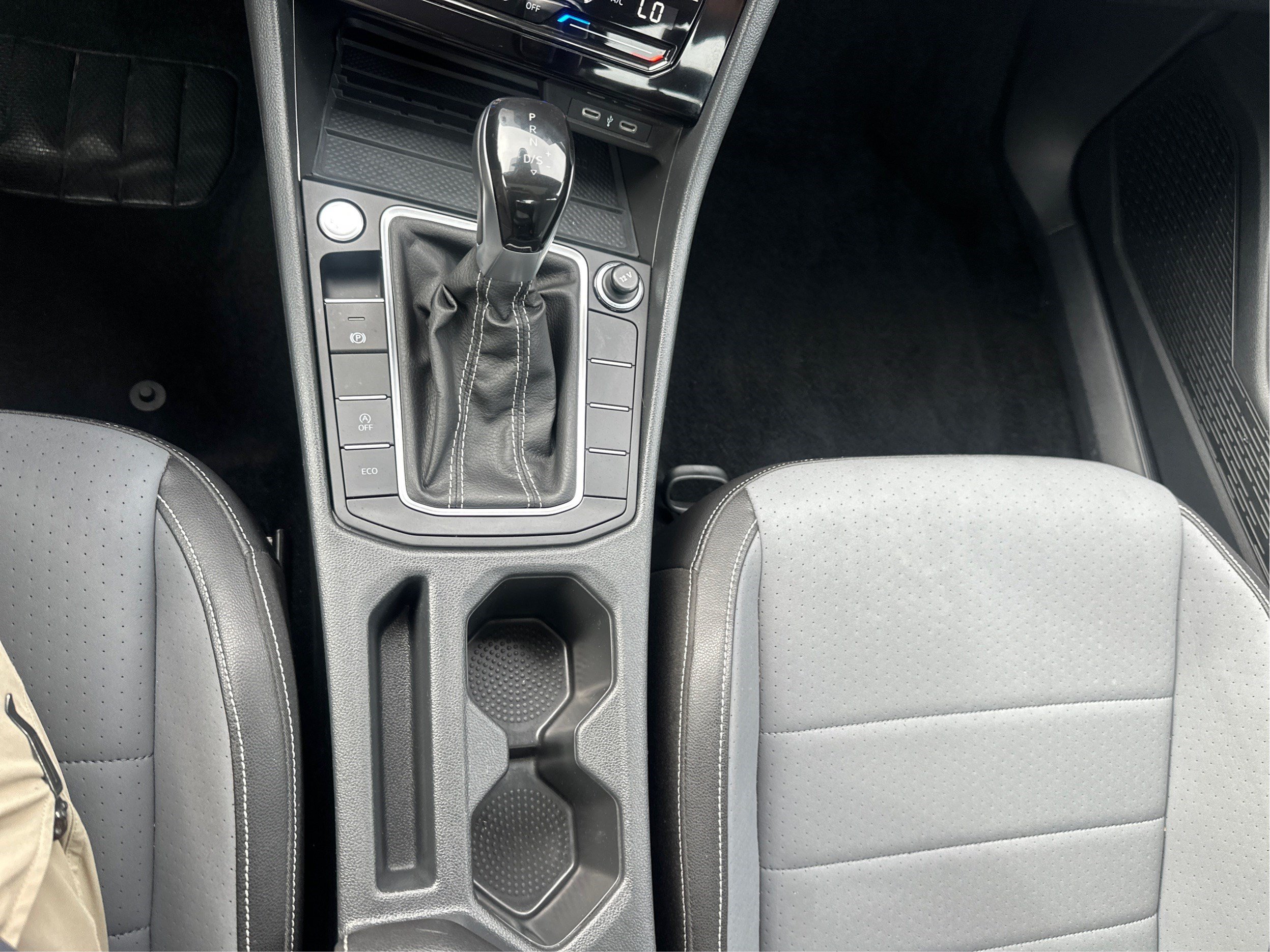 Used 2025 Volkswagen Jetta SE FWD image 15