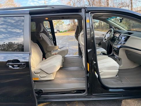 Used 2011 Toyota Sienna LE FWD image 29