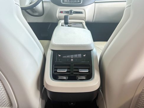 Used 2025 Volvo XC90 B5 Core AWD/4WD image 32